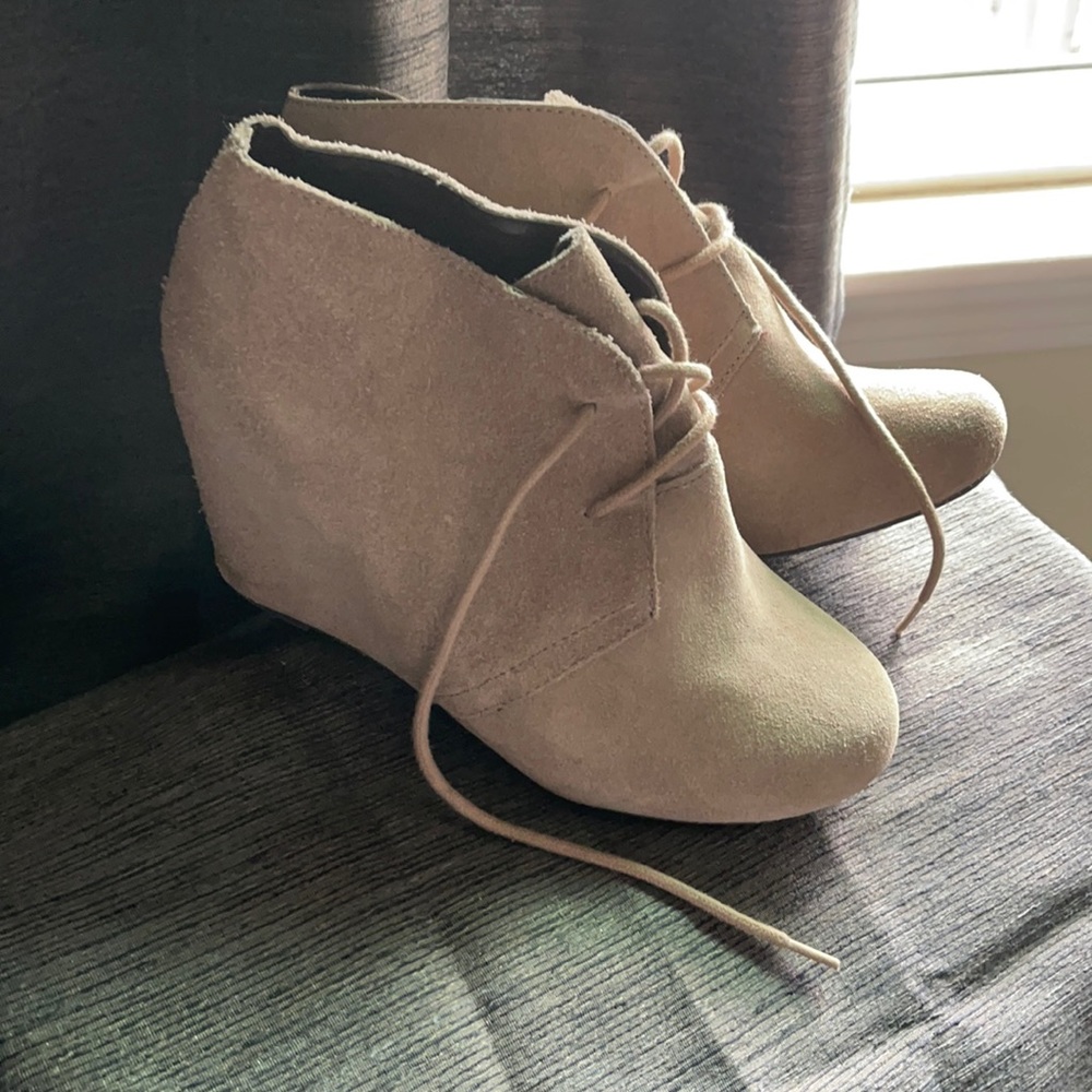 Wedged shoes